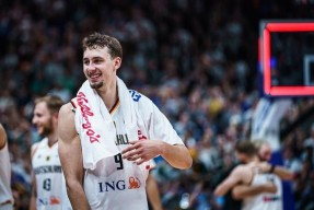 九游娱乐下载-库里新星战术调整表现惊艳，皇家马德里未来可期！-九游娱乐下载